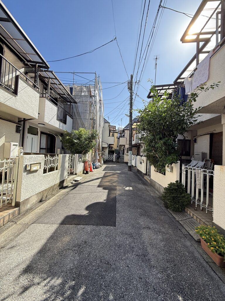 葛飾区四つ木4丁目 新築戸建 前面道路と建築中の建物