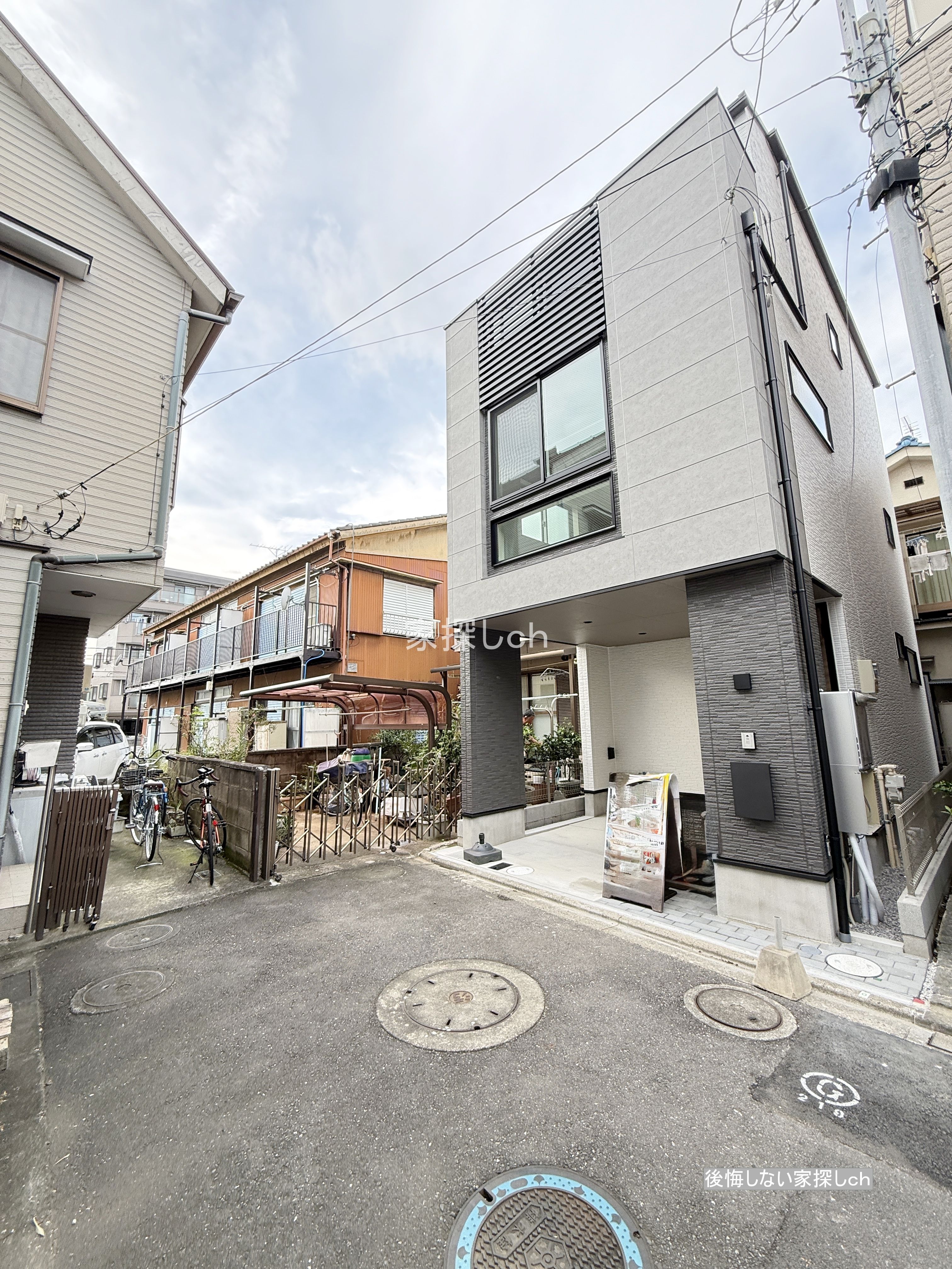 足立区西新井2丁目新築戸建の前面私道と建物