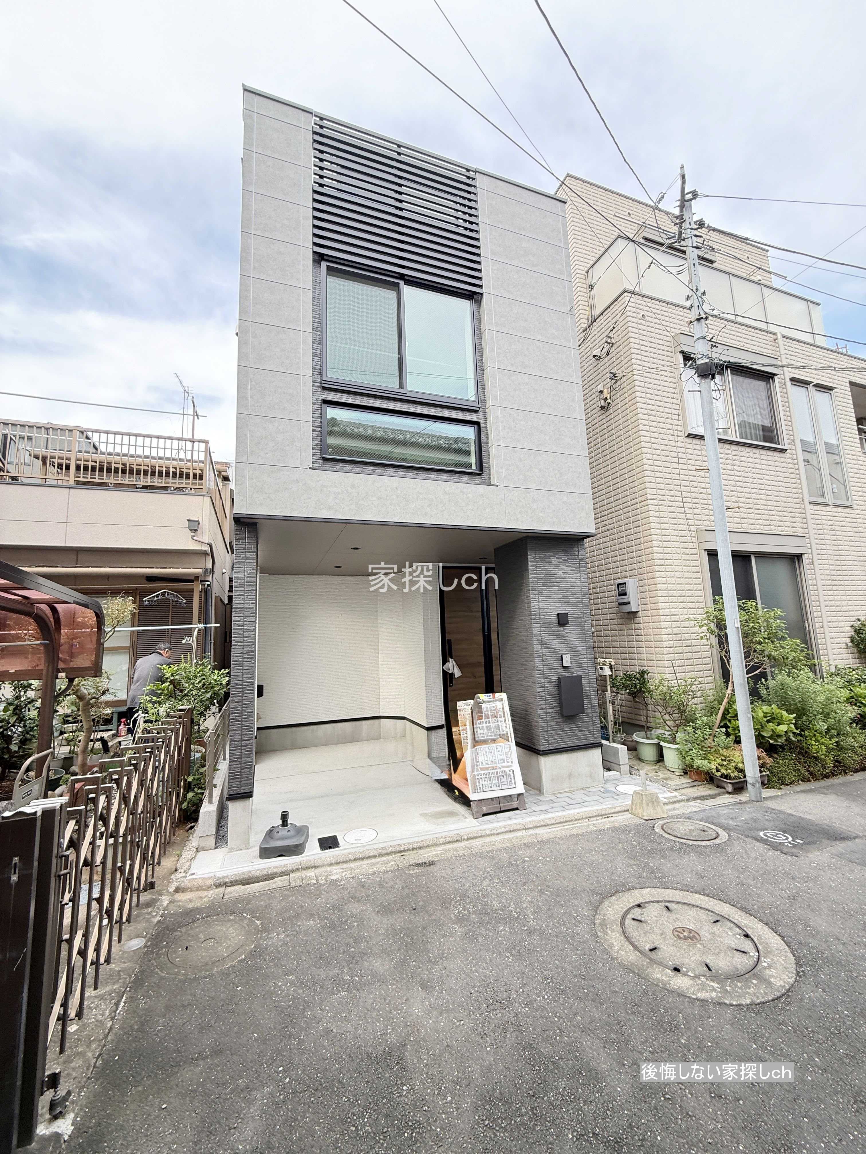 足立区西新井2丁目新築戸建の南側道路と西側の空間