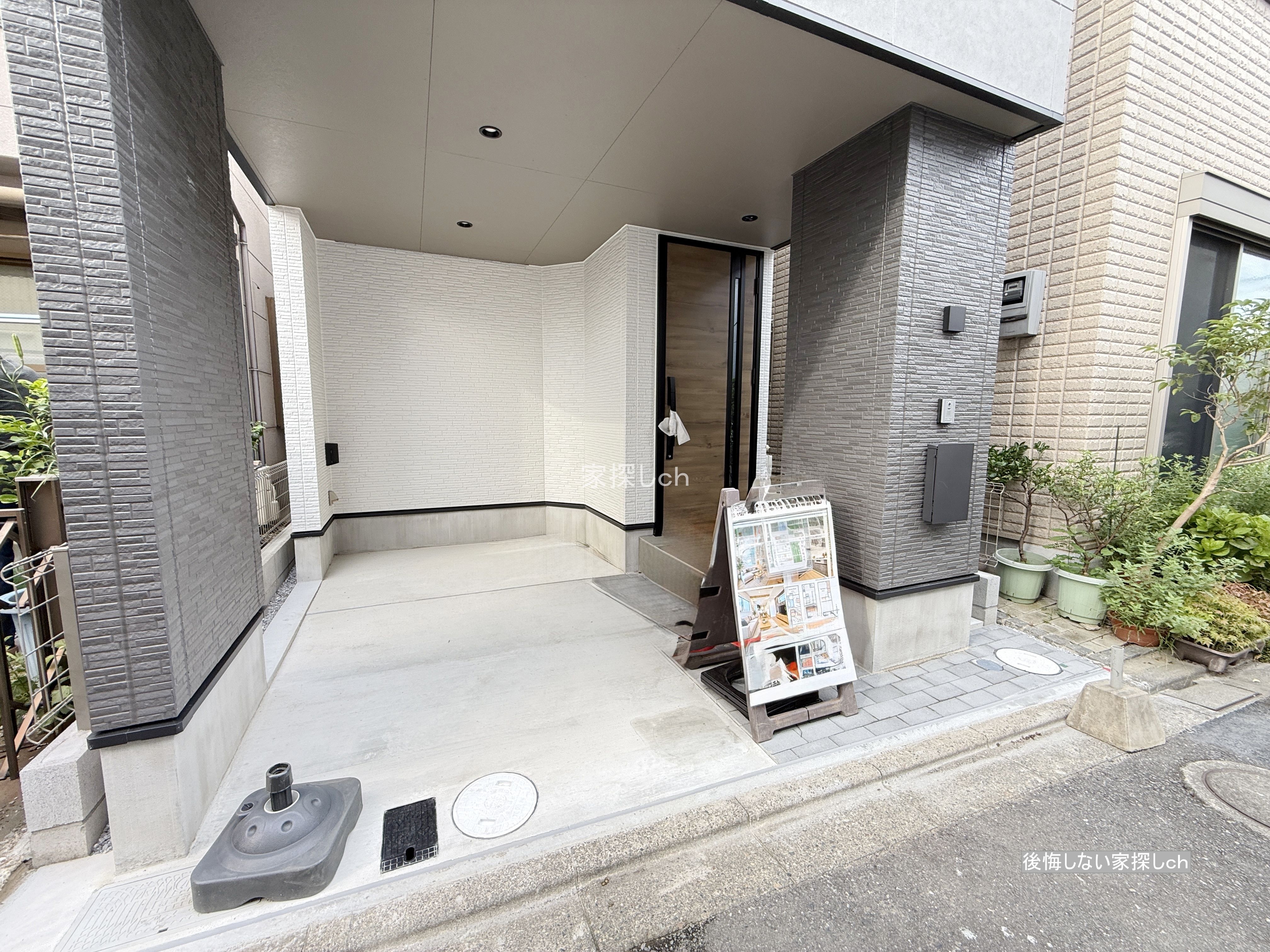 足立区西新井2丁目新築戸建の小型車向け車庫スペース