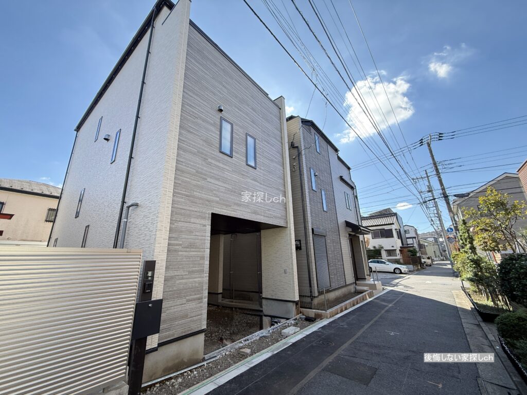 C号棟側から見た西側前面道路と新築戸建全3棟