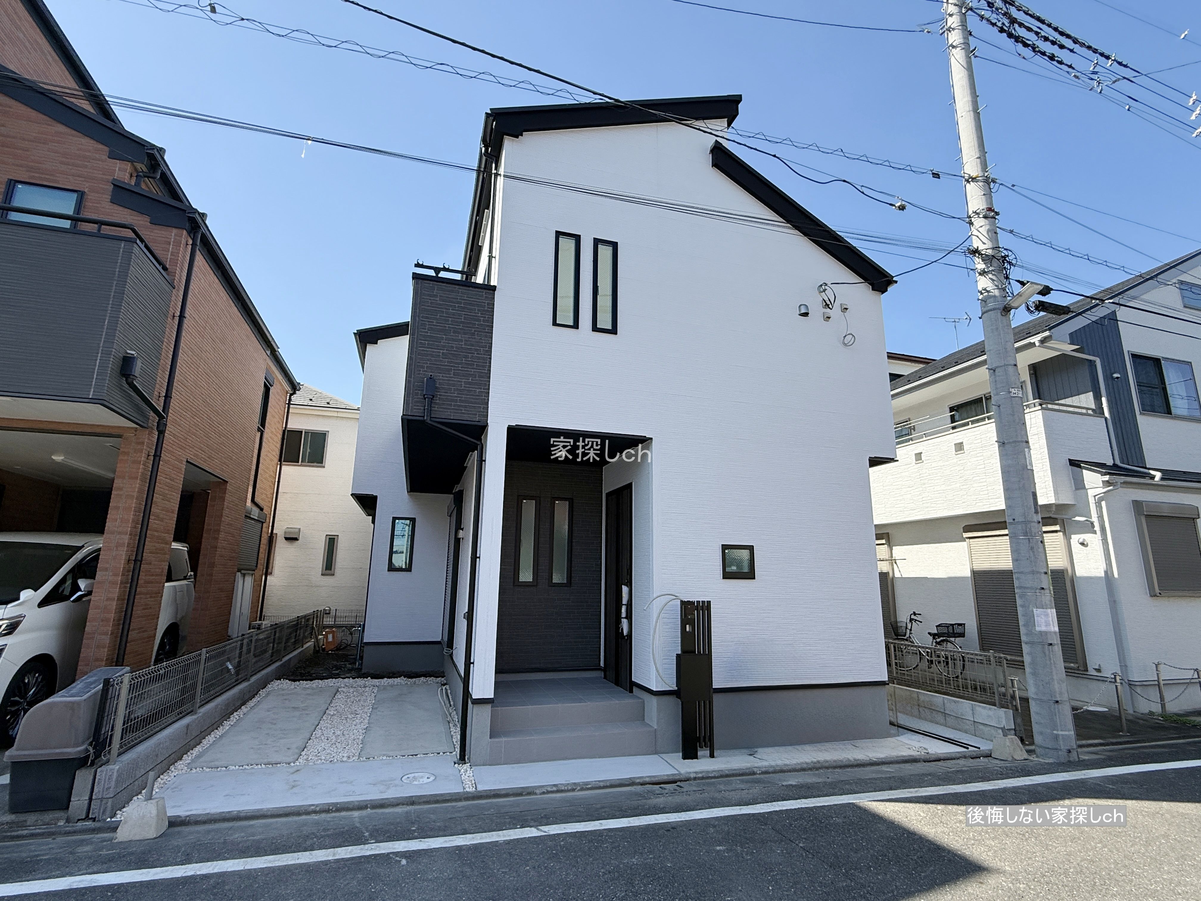 足立区花畑7丁目新築戸建の玄関とカースペース