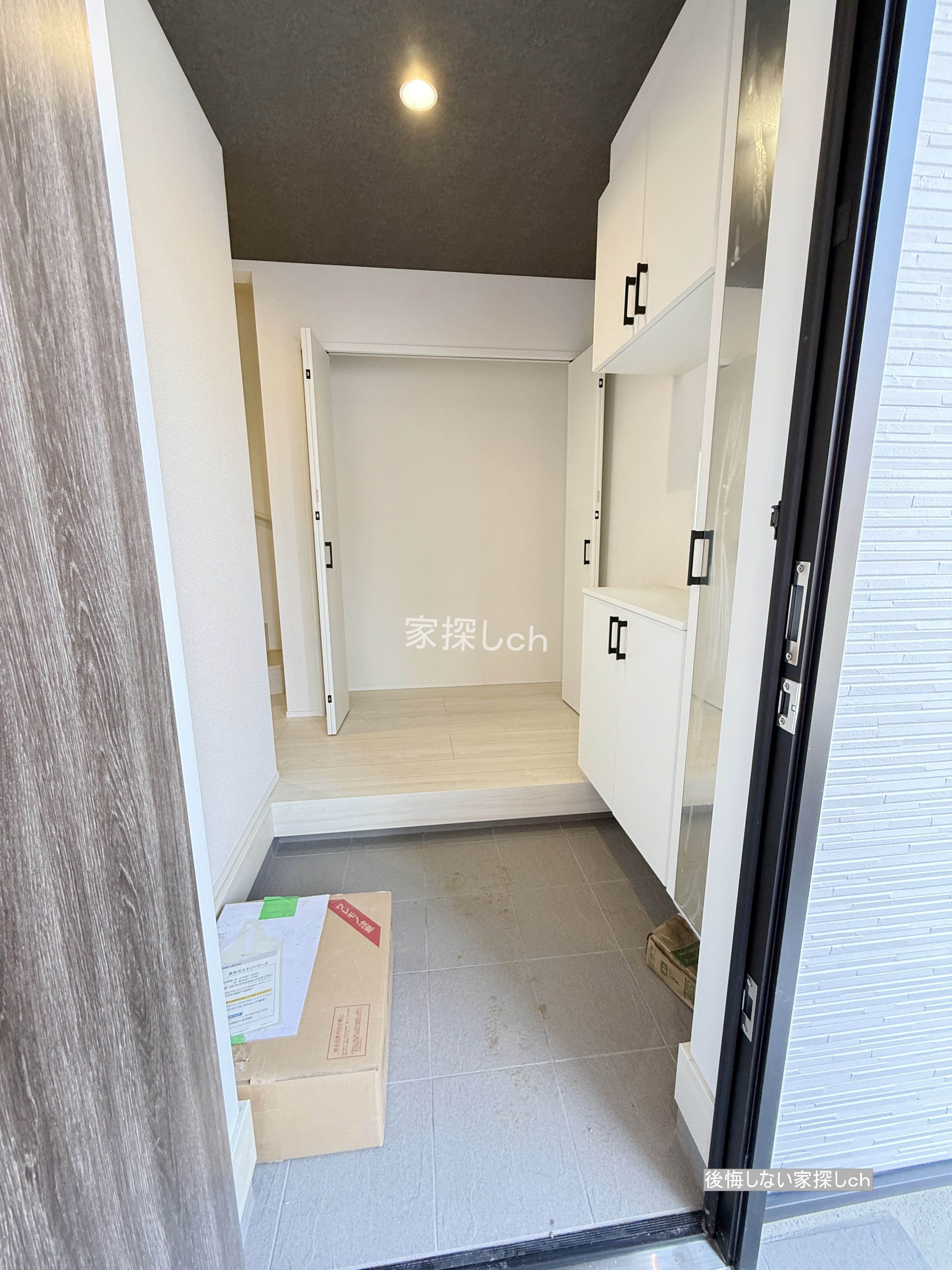 足立区花畑7丁目新築戸建の玄関と玄関収納
