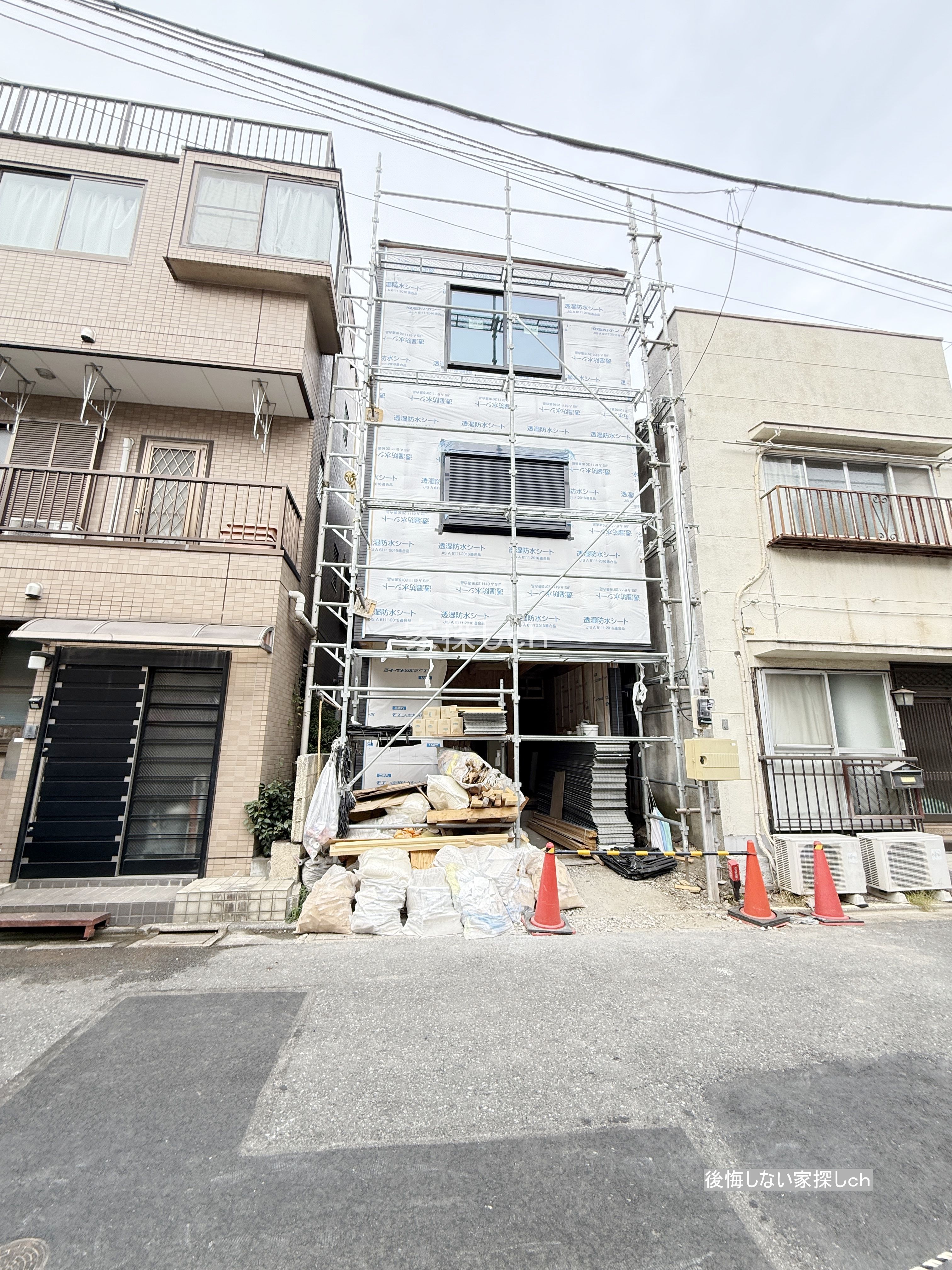 足立区西新井本町1丁目の建築中の新築戸建正面外観