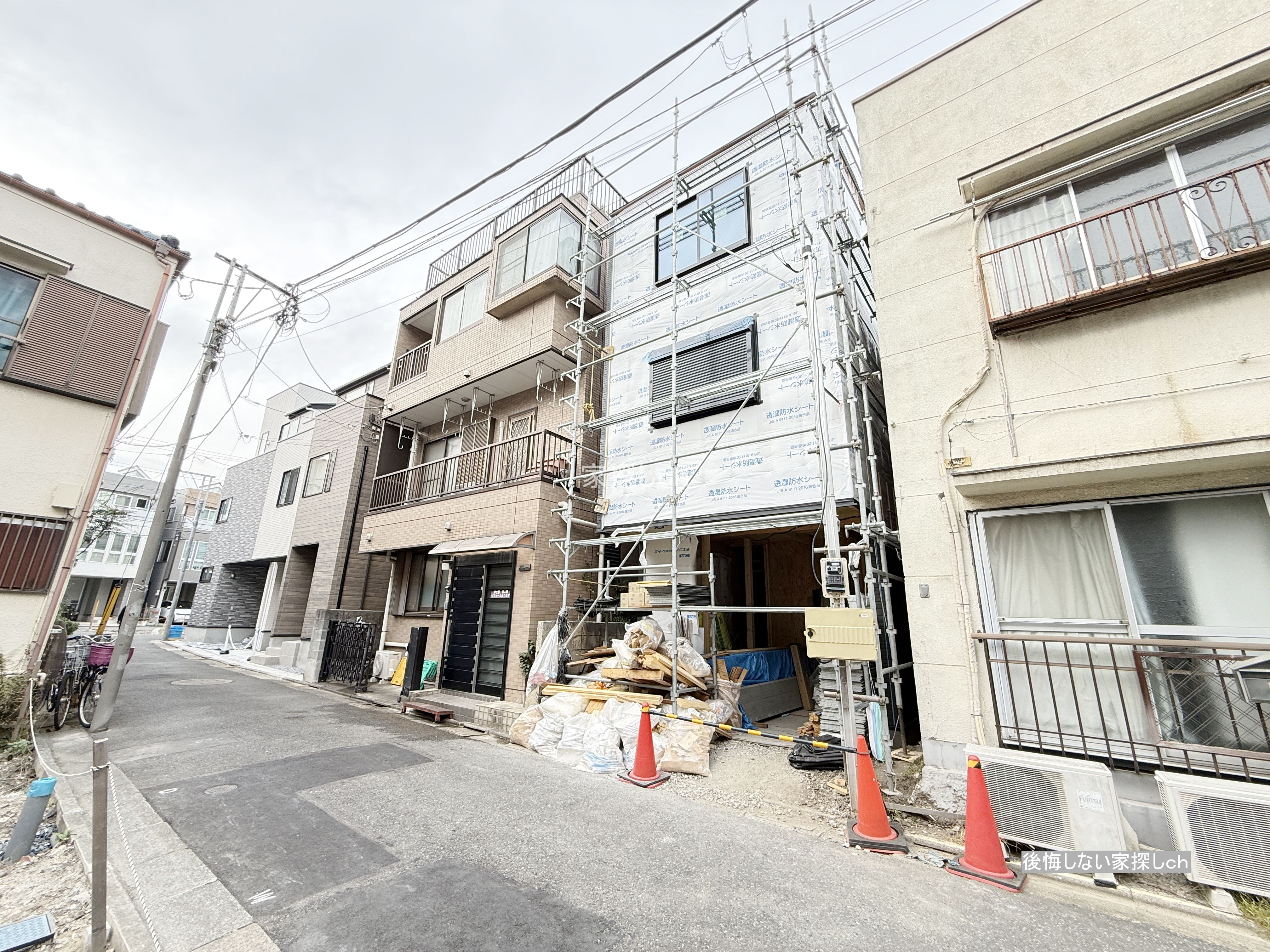 西新井本町1丁目の新築戸建と南側前面道路