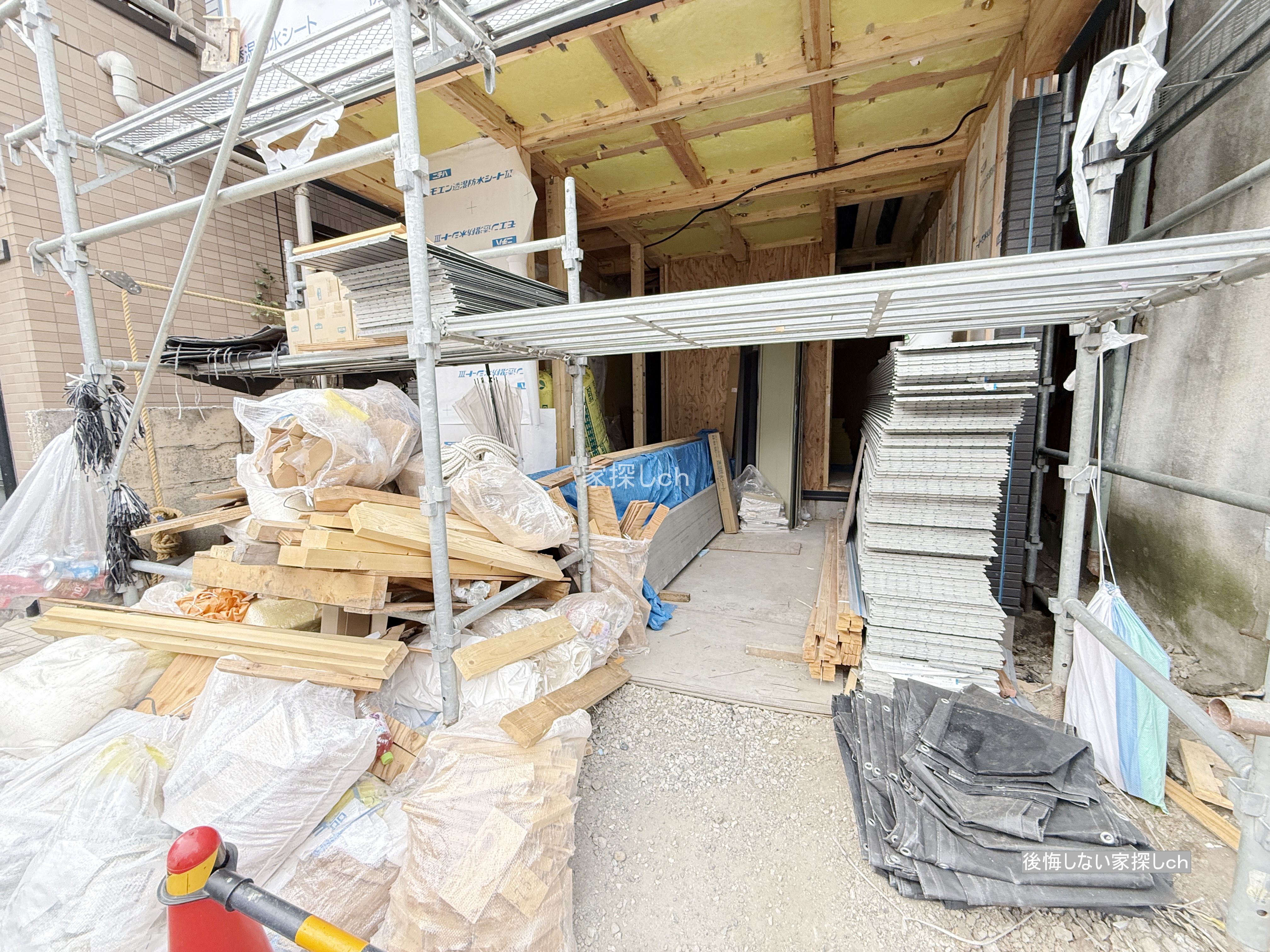 西新井本町1丁目新築戸建の建築中の車庫・玄関まわり